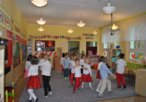 Dzieci z grupy V tańczą Poloneza. Ujęcie 1
